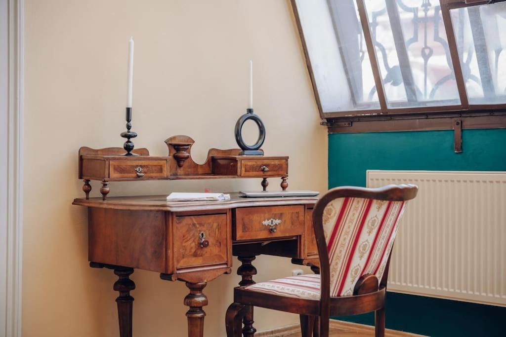 Magnificent Historical Penthouse In The Heart Of Lejlighed